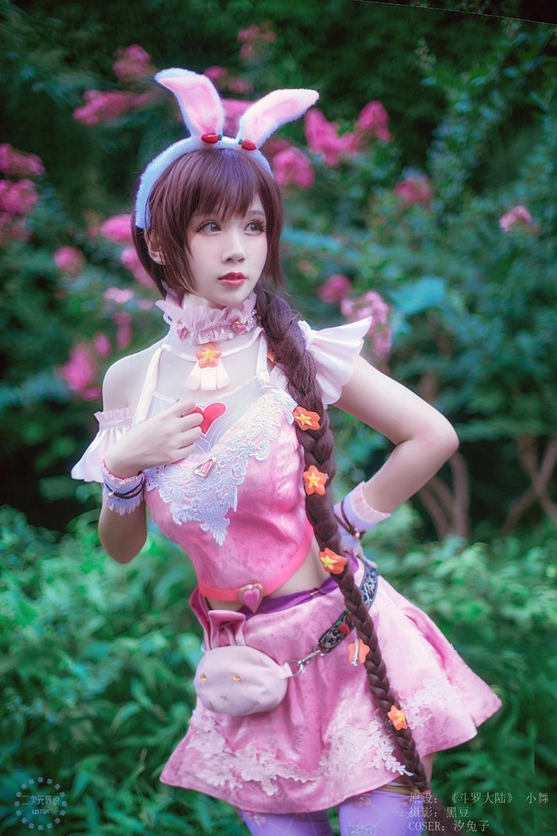 星艺华视的二次元cosplay世界里,解雨臣以其独特的魅力吸引了无数粉丝的目光。今天,我们就来盘点一下这位人气Cosplayer的各种造型照片。
